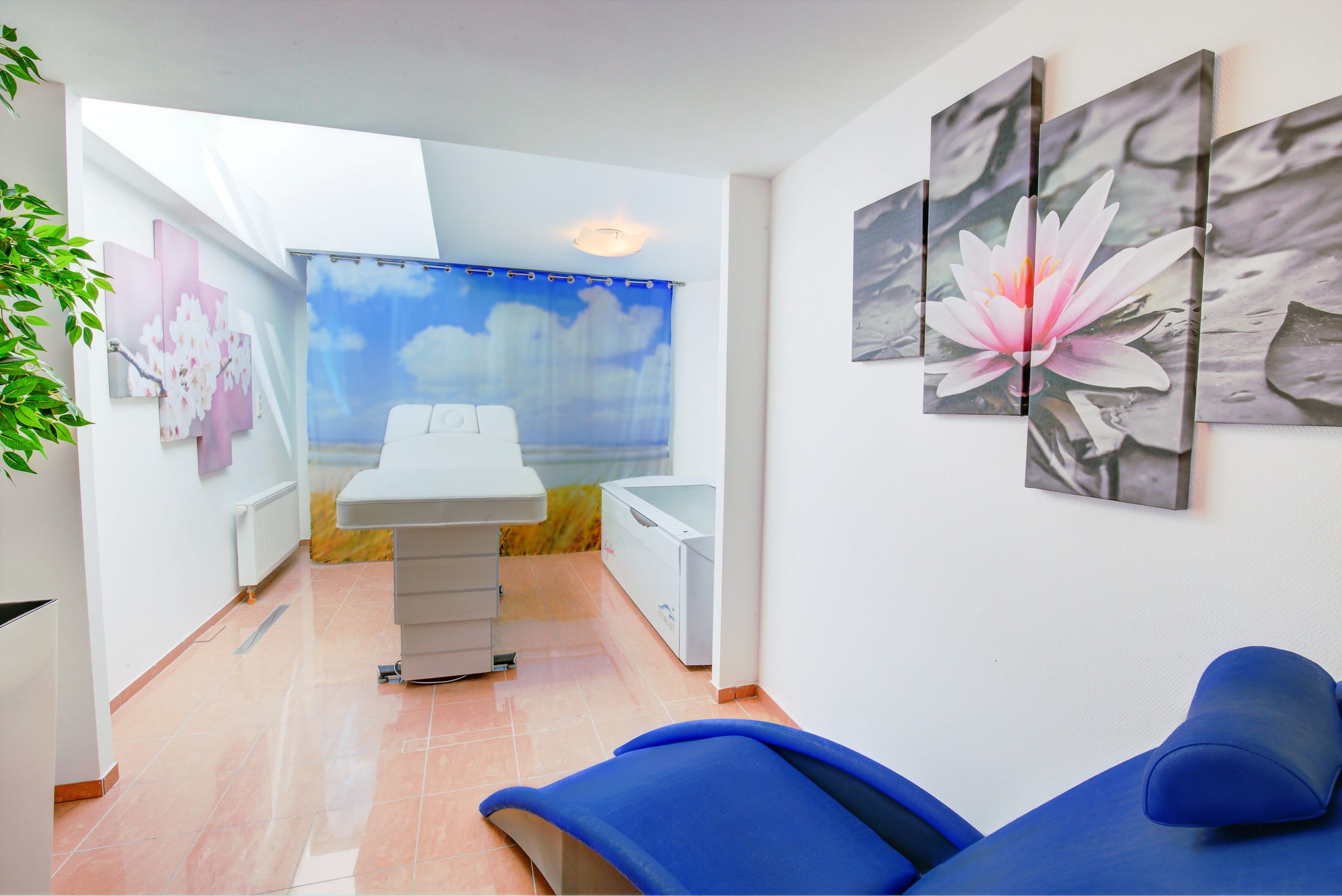 Massageraum im Haupthaus Windeby mit Massageliege