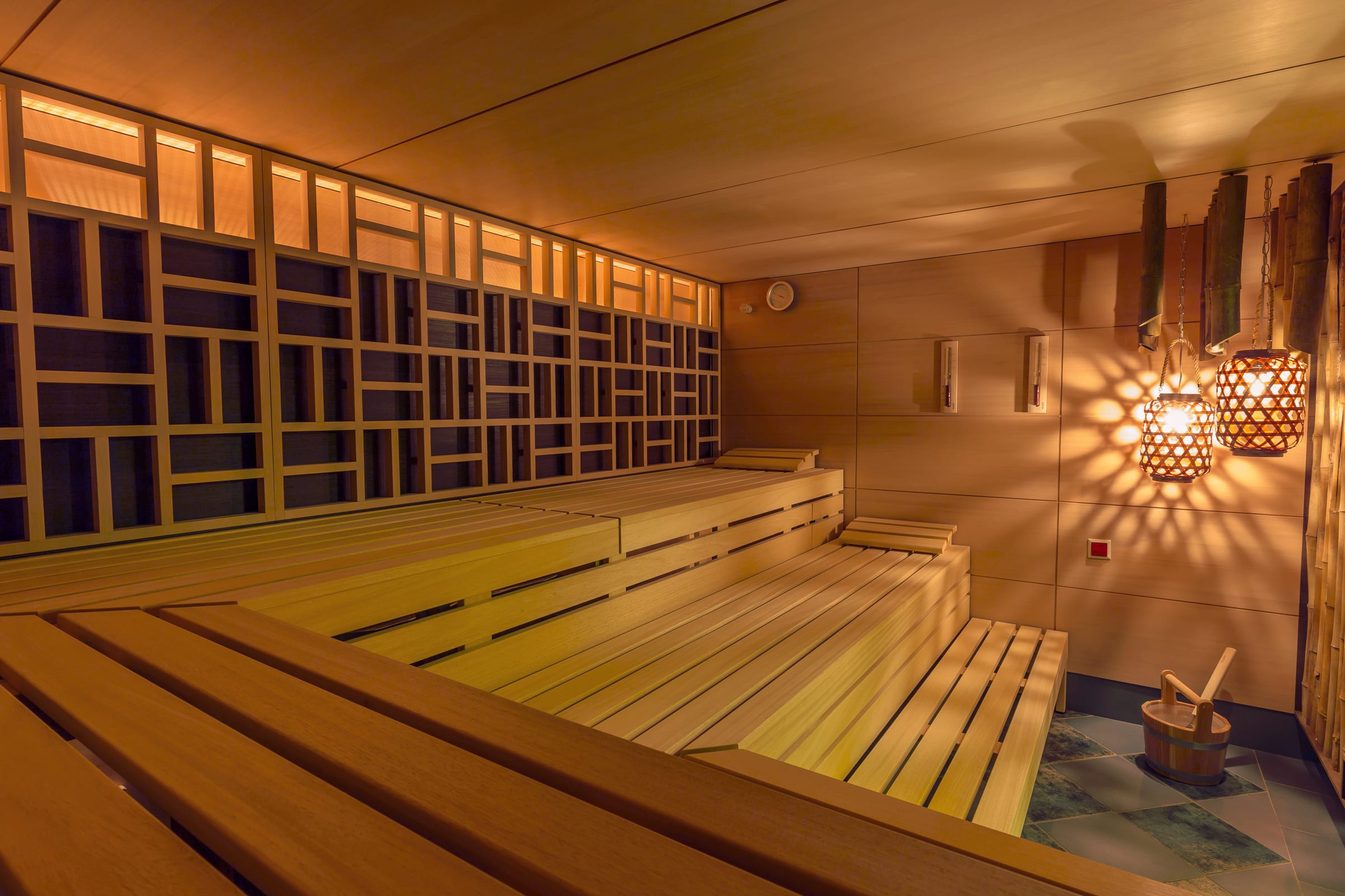 Satori-Sauna mit großzügigen Holzliegen und warmer Beleuchtung